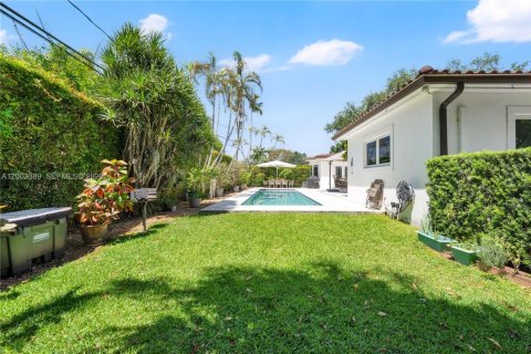 House in Coral Gables, Florida 3 bedrooms, 175.59 sq.m. № 2066792 - photo 25