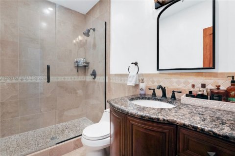 House in Coral Gables, Florida 3 bedrooms, 175.59 sq.m. № 2066792 - photo 18