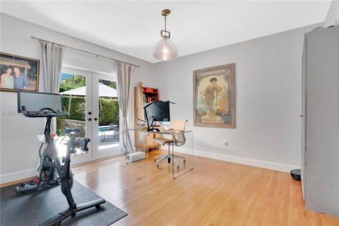 House in Coral Gables, Florida 3 bedrooms, 175.59 sq.m. № 2066792 - photo 17