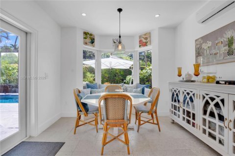 House in Coral Gables, Florida 3 bedrooms, 175.59 sq.m. № 2066792 - photo 11