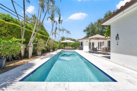 House in Coral Gables, Florida 3 bedrooms, 175.59 sq.m. № 2066792 - photo 21
