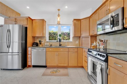 House in Coral Gables, Florida 3 bedrooms, 175.59 sq.m. № 2066792 - photo 8