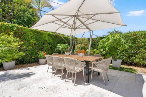 House in Coral Gables, Florida 3 bedrooms, 175.59 sq.m. № 2066792 - photo 24