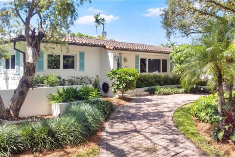 House in Coral Gables, Florida 3 bedrooms, 175.59 sq.m. № 2066792 - photo 27