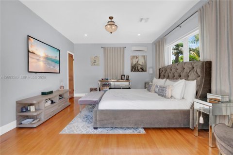 House in Coral Gables, Florida 3 bedrooms, 175.59 sq.m. № 2066792 - photo 13