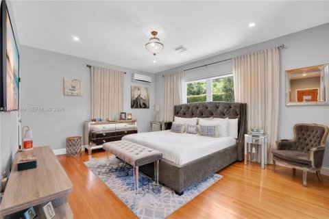 House in Coral Gables, Florida 3 bedrooms, 175.59 sq.m. № 2066792 - photo 12