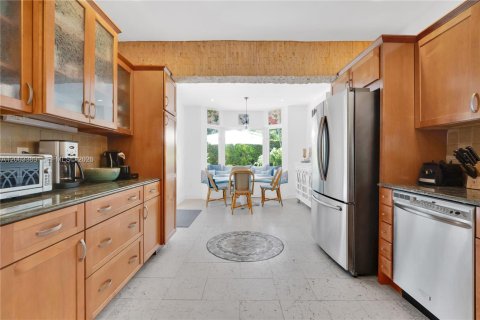 House in Coral Gables, Florida 3 bedrooms, 175.59 sq.m. № 2066792 - photo 10