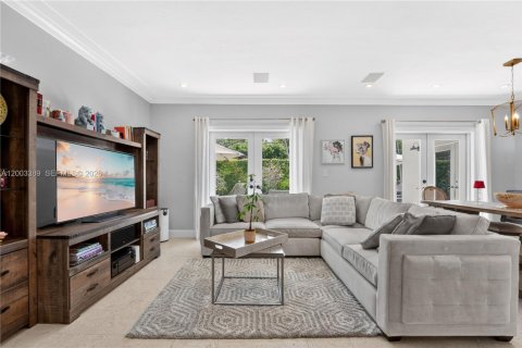 House in Coral Gables, Florida 3 bedrooms, 175.59 sq.m. № 2066792 - photo 6