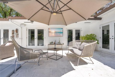 House in Coral Gables, Florida 3 bedrooms, 175.59 sq.m. № 2066792 - photo 22