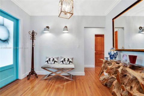 House in Coral Gables, Florida 3 bedrooms, 175.59 sq.m. № 2066792 - photo 2