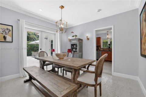 House in Coral Gables, Florida 3 bedrooms, 175.59 sq.m. № 2066792 - photo 7