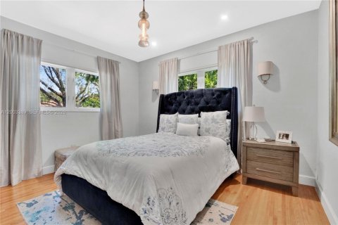 House in Coral Gables, Florida 3 bedrooms, 175.59 sq.m. № 2066792 - photo 16