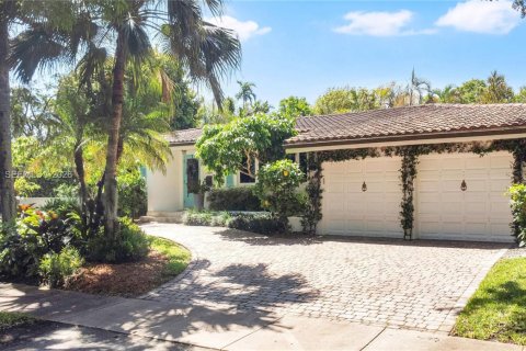 House in Coral Gables, Florida 3 bedrooms, 175.59 sq.m. № 2066792 - photo 29