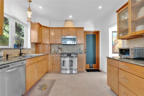 House in Coral Gables, Florida 3 bedrooms, 175.59 sq.m. № 2066792 - photo 9