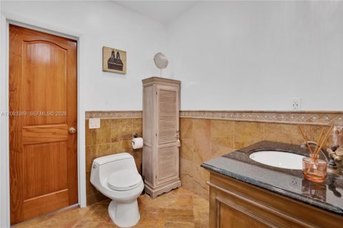 House in Coral Gables, Florida 3 bedrooms, 175.59 sq.m. № 2066792 - photo 15