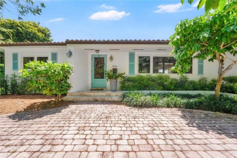 House in Coral Gables, Florida 3 bedrooms, 175.59 sq.m. № 2066792