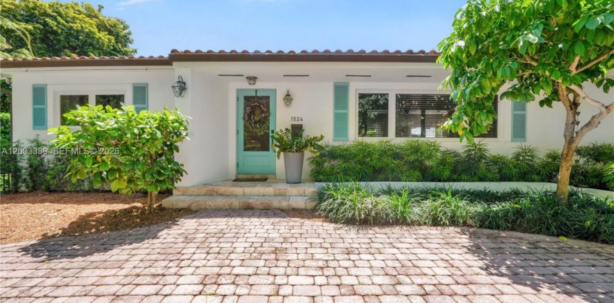 House in Coral Gables, Florida 3 bedrooms, 175.59 sq.m. № 2066792