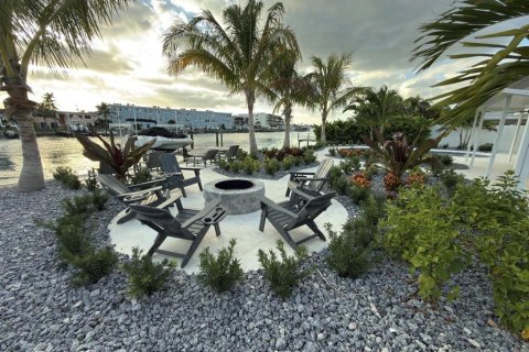 House in Treasure Island, Florida 3 bedrooms, 173.45 sq.m. № 2108998 - photo 11