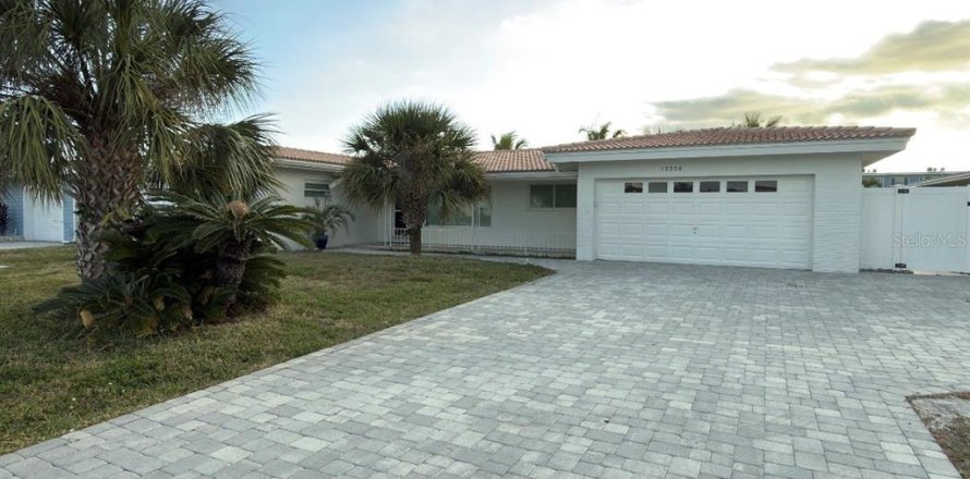 House in Treasure Island, Florida 3 bedrooms, 173.45 sq.m. № 2108998