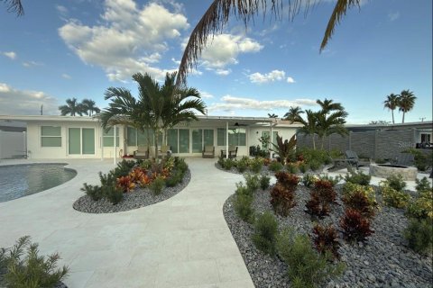 House in Treasure Island, Florida 3 bedrooms, 173.45 sq.m. № 2108998 - photo 12