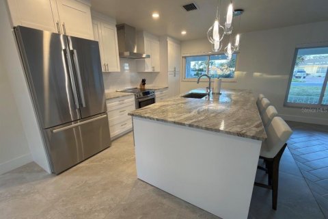House in Treasure Island, Florida 3 bedrooms, 173.45 sq.m. № 2108998 - photo 4