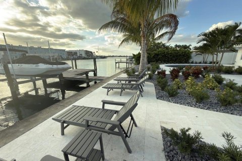 House in Treasure Island, Florida 3 bedrooms, 173.45 sq.m. № 2108998 - photo 13