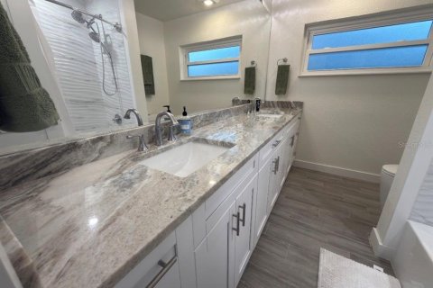 House in Treasure Island, Florida 3 bedrooms, 173.45 sq.m. № 2108998 - photo 9
