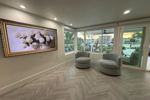 House in Treasure Island, Florida 3 bedrooms, 173.45 sq.m. № 2108998 - photo 6