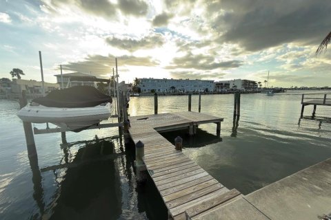 House in Treasure Island, Florida 3 bedrooms, 173.45 sq.m. № 2108998 - photo 3