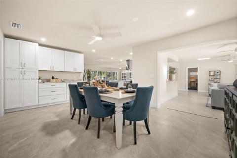 Villa ou maison à vendre à Cape Coral, Floride: 3 chambres, 235.04 m2 № 1970835 - photo 13