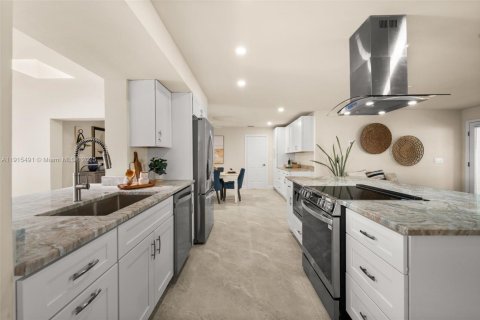 Villa ou maison à vendre à Cape Coral, Floride: 3 chambres, 235.04 m2 № 1970835 - photo 10