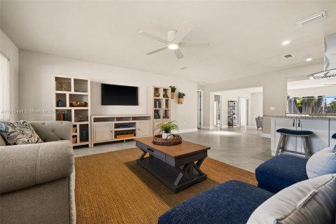 Villa ou maison à vendre à Cape Coral, Floride: 3 chambres, 235.04 m2 № 1970835 - photo 16