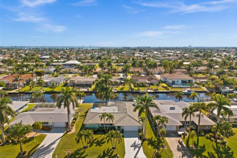 Villa ou maison à vendre à Cape Coral, Floride: 3 chambres, 235.04 m2 № 1970835 - photo 2