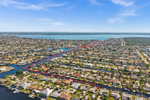 Villa ou maison à vendre à Cape Coral, Floride: 3 chambres, 235.04 m2 № 1970835 - photo 3