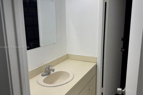 House in Miami, Florida 3 bedrooms, 133.41 sq.m. № 1928539 - photo 30