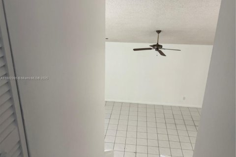 House in Miami, Florida 3 bedrooms, 133.41 sq.m. № 1928539 - photo 29