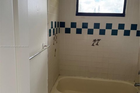 House in Miami, Florida 3 bedrooms, 133.41 sq.m. № 1928539 - photo 21