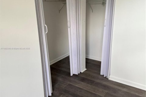 House in Miami, Florida 3 bedrooms, 133.41 sq.m. № 1928539 - photo 27