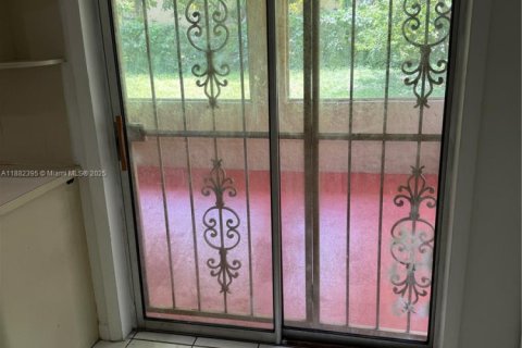 House in Miami, Florida 3 bedrooms, 133.41 sq.m. № 1928539 - photo 26