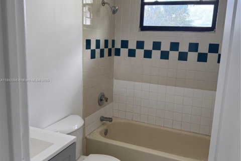 House in Miami, Florida 3 bedrooms, 133.41 sq.m. № 1928539 - photo 18