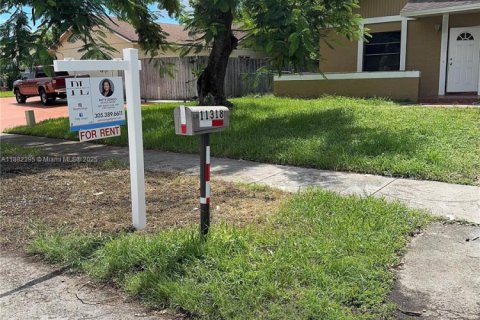 House in Miami, Florida 3 bedrooms, 133.41 sq.m. № 1928539 - photo 4