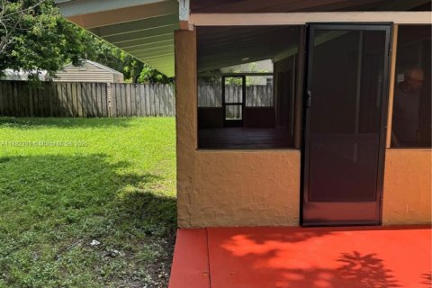 House in Miami, Florida 3 bedrooms, 133.41 sq.m. № 1928539 - photo 7