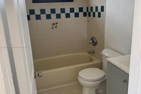 House in Miami, Florida 3 bedrooms, 133.41 sq.m. № 1928539 - photo 17