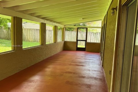 House in Miami, Florida 3 bedrooms, 133.41 sq.m. № 1928539 - photo 9