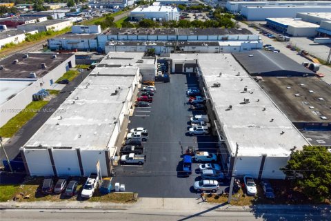 Commercial property in Miami, Florida № 1081603