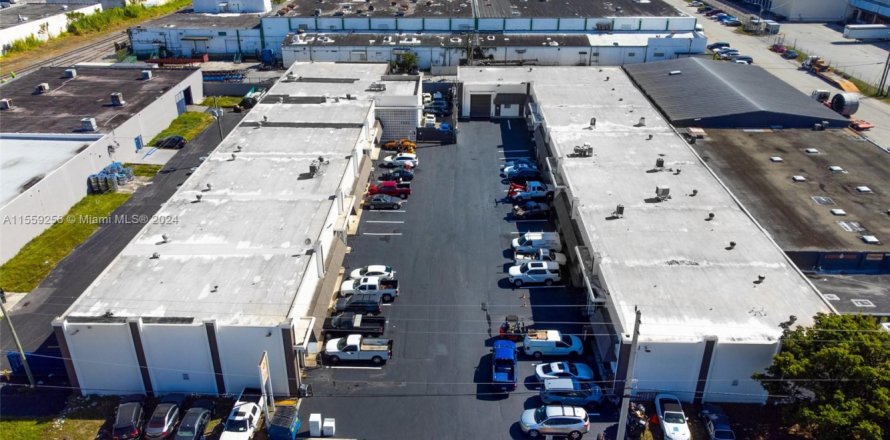 Commercial property in Miami, Florida № 1081603