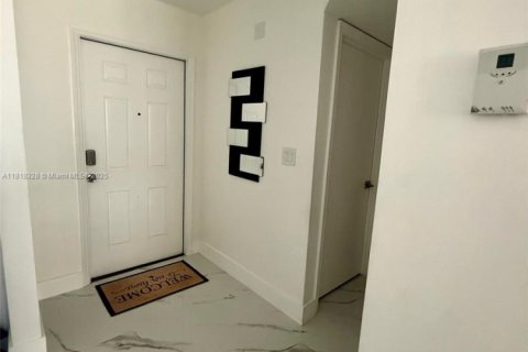 Touwnhouse à vendre à Miami, Floride: 3 chambres, 122.54 m2 № 1775818 - photo 2