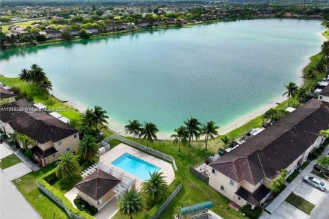 Touwnhouse à vendre à Miami, Floride: 3 chambres, 122.54 m2 № 1775818 - photo 14