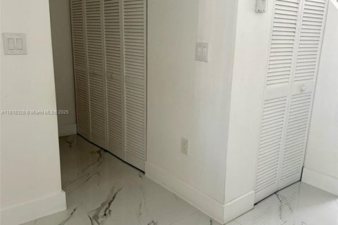 Touwnhouse à vendre à Miami, Floride: 3 chambres, 122.54 m2 № 1775818 - photo 8