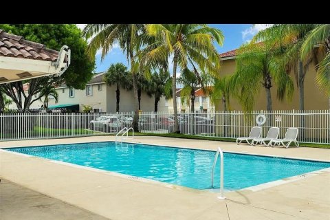 Touwnhouse à vendre à Miami, Floride: 3 chambres, 122.54 m2 № 1775818 - photo 16